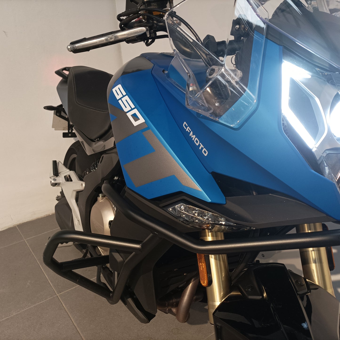 CFMOTO MT650 - Moto de Serviço